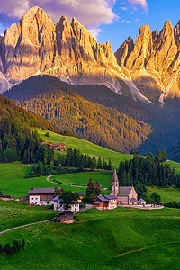意大利的圣马达莱纳村，多洛米蒂山脉的圣马格达莱纳村，富内斯山谷