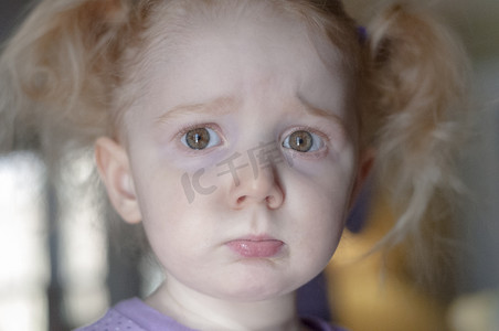 孩子生气表情摄影照片_可爱的小女孩，带着悲伤的噘嘴表情