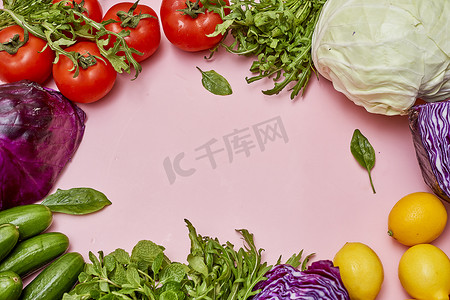 圆生菜生菜摄影照片_粉红色背景中的一圈新鲜蔬菜