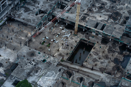 雨后城市摄影照片_雨后大型建筑施工现场的俯视图。