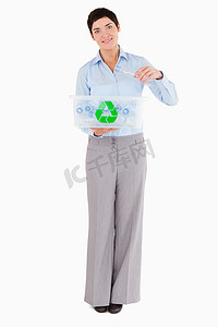 女人把塑料瓶放在回收箱里