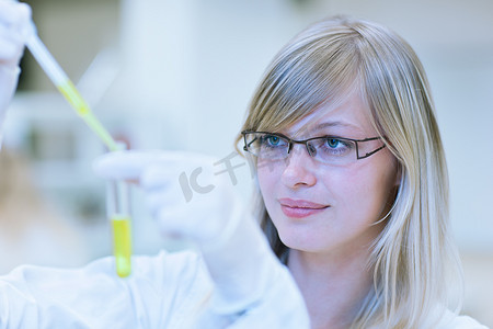 女研究员摄影照片_在化学实验室进行研究的女研究员