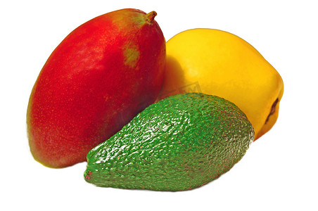 热带水果黄芒果摄影照片_白色上分离的芒果、鳄梨和黄榅桲