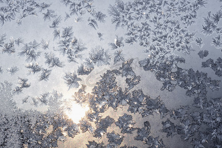 结冰的窗户上的雪花和冰