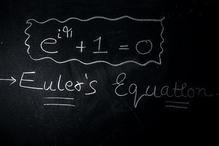 写在黑板上的欧拉恒等式或欧拉公式的镜头。