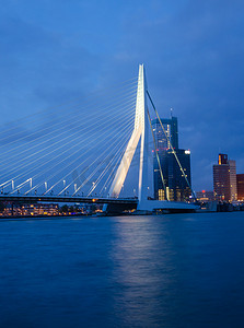 鹿特丹伊拉斯谟大桥的暮色