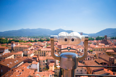 旅游望远镜看小意大利城市。