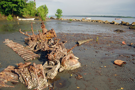 退潮海岸废弃的生锈金属小船零件