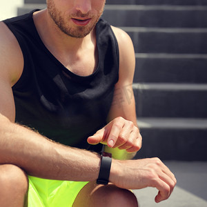Smartwatch 健身男子在楼梯锻炼前触摸运动手表。