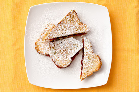 草莓酱吐司面包放在盘子里