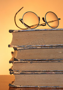 旧眼镜和书籍