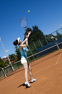 打网球的女人，自然的色彩