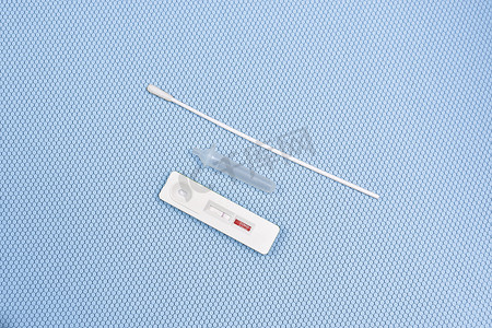 抗原检测试剂盒（ATK）Covid-19在浅蓝色背景上的阴性检测结果，带盒、提取管、棉签
