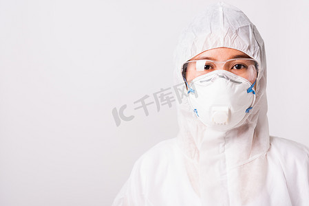戴手套的护士摄影照片_身着 PPE 制服和戴手套的肖像女医生或护士