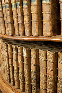 书柜书架上的中世纪旧文学书籍封面