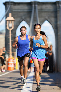 nyc摄影照片_跑在布鲁克林大桥 NYC 的纽约赛跑者