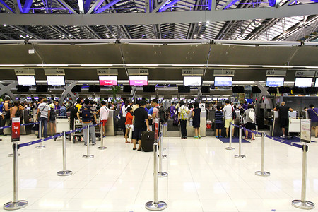控制终端摄影照片_曼谷-8 月 15 日： 在值机线 K 终端等待的人
