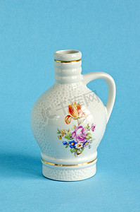 天蓝色背景上的白色装饰花瓶