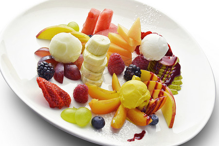 切好的水果拼冰淇淋甜品盘
