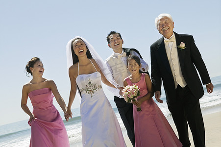 70年摄影照片_新娘和新郎与家人在海滩上（肖像）