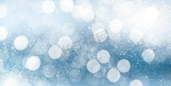 蓝色背景模板摄影照片_明亮的蓝色散景水平冬季假期背景模板