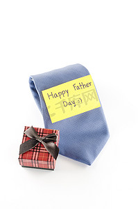 带卡片标签的领带和礼盒写父亲节快乐词