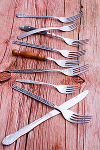 一排质朴的叉子和一把刀