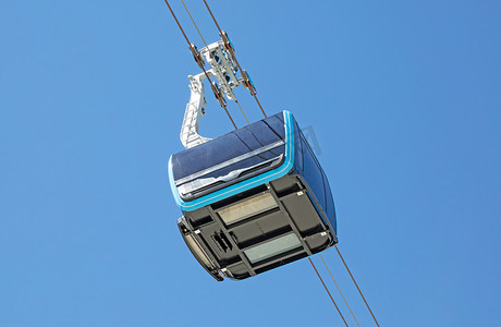 马月摄影照片_瑞士采尔马特 — 2020年7月19日：新缆车在路上