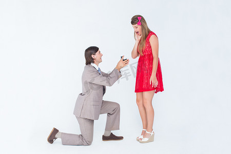 赶时髦的人在弯曲的膝盖上向他的女朋友求婚