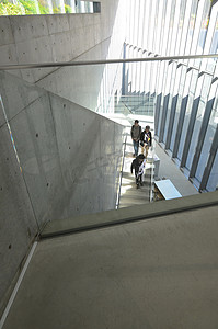 日本元素摄影照片_日本东京 — 2013 年 11 月 23 日：人们参观 21_21 Design Sight 博物馆