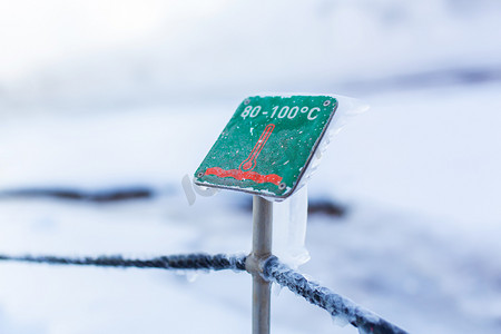关于冬天摄影照片_关于间歇泉水温高的标志警告。