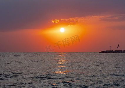 大海上的大太阳日出