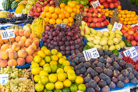 市场上种类繁多的水果