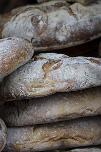 古代食品摄影照片_西班牙古代中世纪集市上的工匠面包