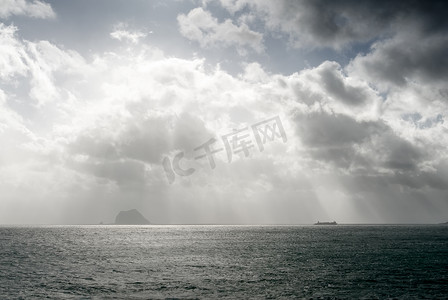 电影光效摄影照片_海面上的一艘船，具有强烈的光效