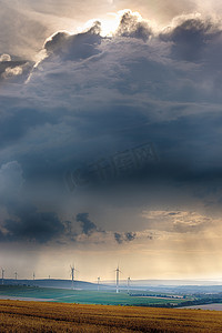 普法摄影照片_德国普法尔茨阿尔泽附近有云的风力发电机