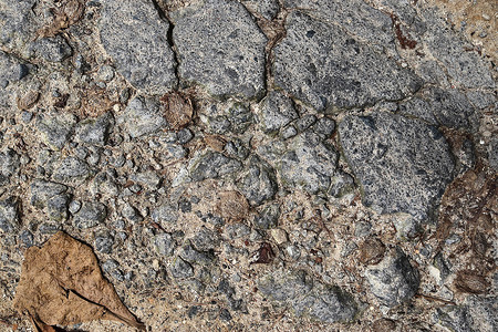 砾石地上鹅卵石和石头的详细特写视图