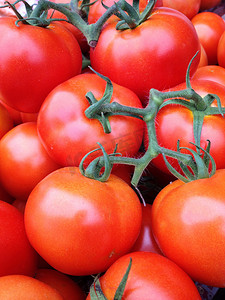 在街市上的成熟西红柿