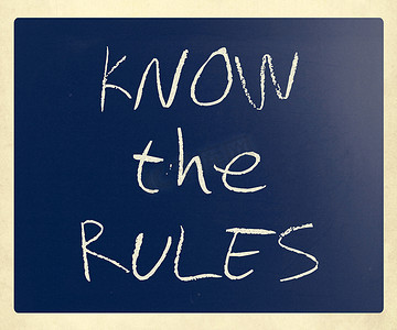 “知道规则”在黑板上用白色粉笔手写