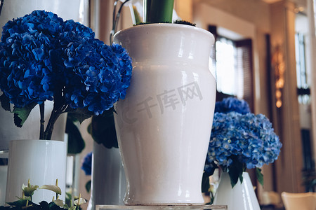蓝色花束摄影照片_花瓶中的蓝色绣球花花束束。