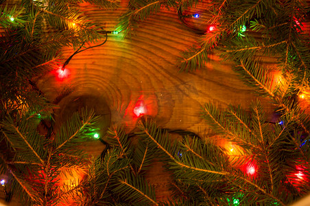 灯串白色摄影照片_木制背景上的圣诞灯