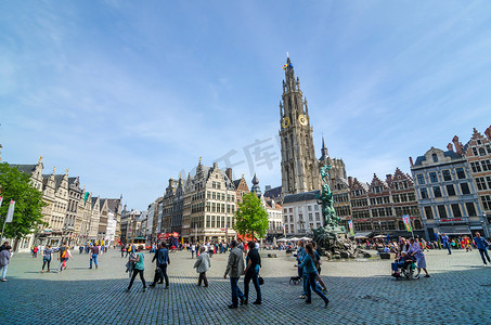 比利时安特卫普-2015 年 5 月 10 日：游客参观比利时安特卫普大广场。