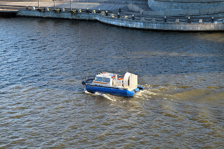 水墨上河摄影照片_莫斯科河上的气垫船