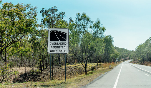 准许摄影照片_澳大利亚高速公路上的超车许可标志