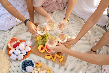 女性朋友的陪伴享受夏日野餐和举杯酒