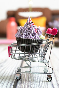 波波蛋糕摄影照片_精美的冰杯蛋糕，配有紫色糖霜和黑巧克力