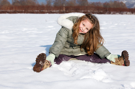 女孩坐在雪地里