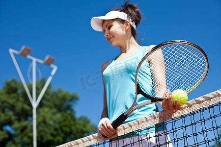 打网球的女孩，夏季饱和主题