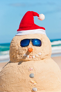 冬天的雪人摄影照片_完美的雪人在海滩上的肖像