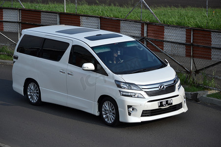 白色丰田vellfire